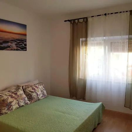 Olive Garden 1 Apartment