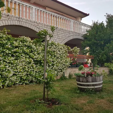 Olive Garden 1 Apartment